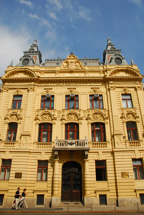 Zagreb photo guide - Croatia train building