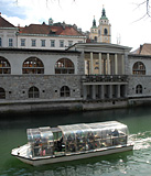Turisticki brodic kroz Ljubljanicu