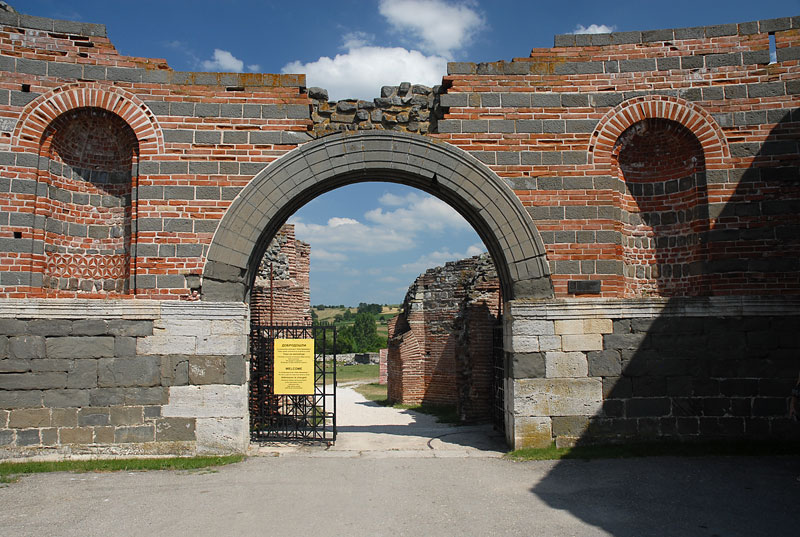 Felix Romuliana:Enter to Gamzigrad