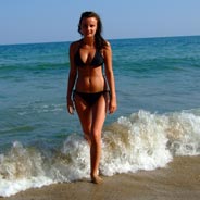Devojka na obali Crnog mora u Bugarskoj