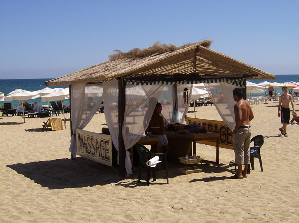 Masaža na plaži na obali Crnog mora