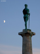 Fotografija Mesec nad Pobednikom na Kalemegdanu u Beogradu