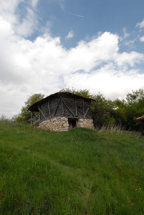 Drven ambar, pomoćna zgrada za čuvanje useva.