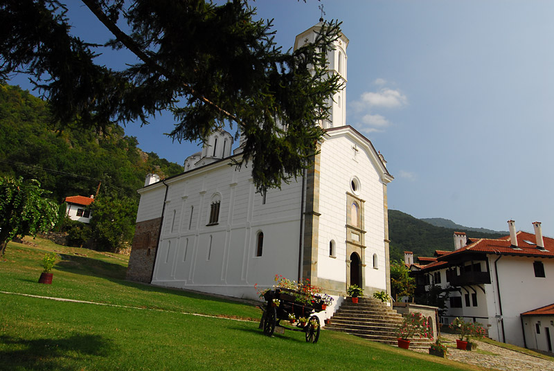 Kola kao dekoracija okruženja manastira