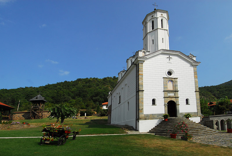 Okružnje oko manastira