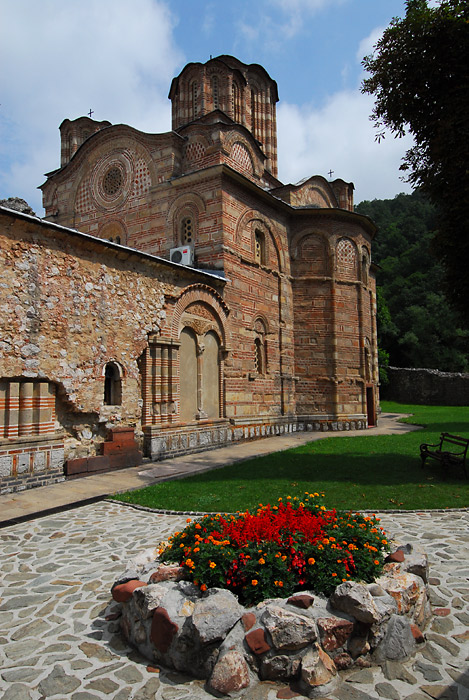 Cveće u manastirstkom komleksu