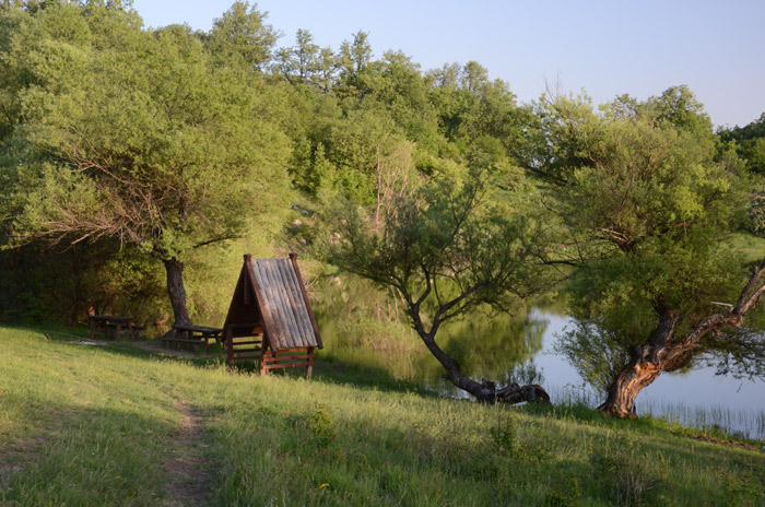 Kućica od kiše, Vrmdža, Sokobanja, Jugoistočna Srbija. Namenjena turistima ili ribolovcima? Zna li neko, da li ima ovde ribe?