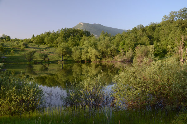 Jezero Vrmdža, panorama na Rtanj i refleksija planine u jezeru