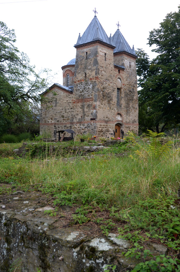 Fotografija crkve Presvete Bogorodice sa strane u Donjoj Kamenici, opština Knjaževac, Istočna Srbija.