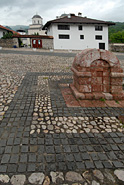 Česma i kaldrma oko manastira 