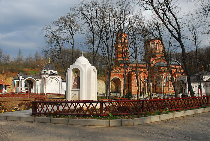 Manastir Đunis sa crkvom Presvete Bogorodice
