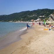 Turisti na obalama Krfa