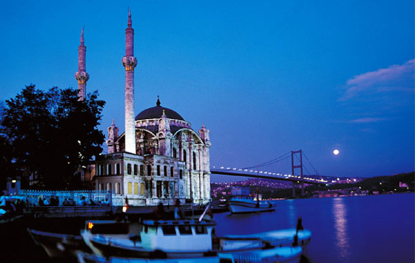Ortakoj Džamija, uz Bosforski most, se često uzima za simbol Turske