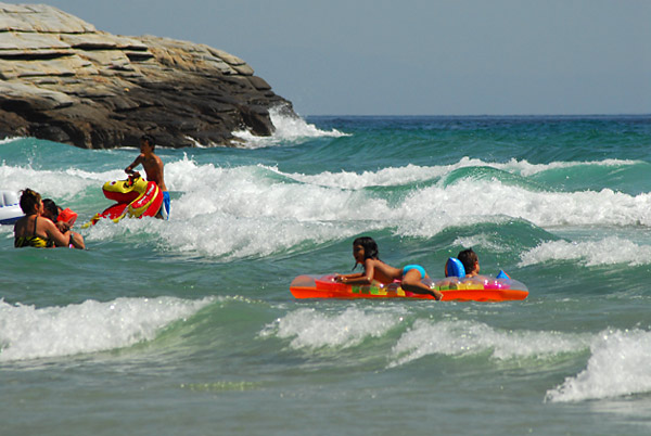 Deca na rajskoj plaži