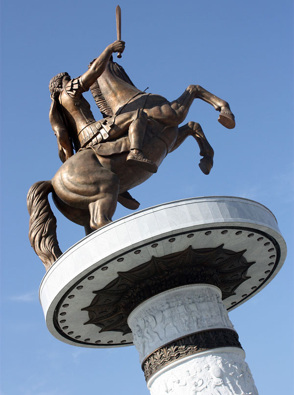 Spomenik konjaniku, čitaj Aleksandru Velikom