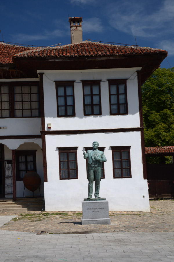 Staniša Stošić u prirodnoj veličini, Vranje