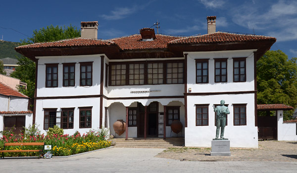 Staniša Stošić, spomenik ispred narodnog muzeja