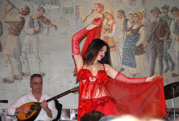 Plesačica na Plaki u Atini