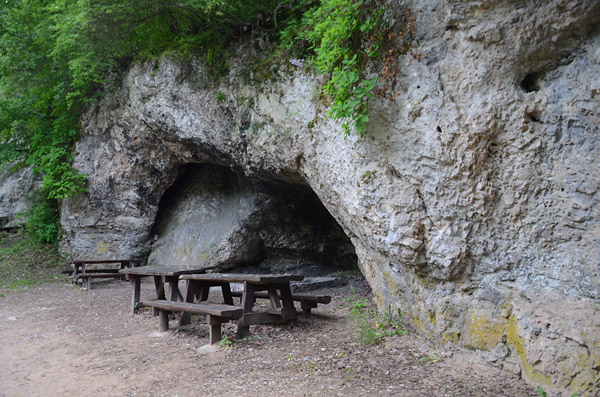 Pećina pred Hajduk Veljkovom pećinom