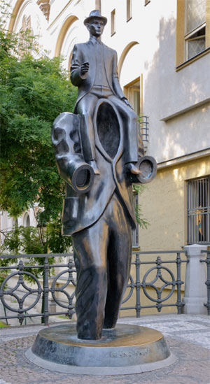 Skulptura ispred muzeja