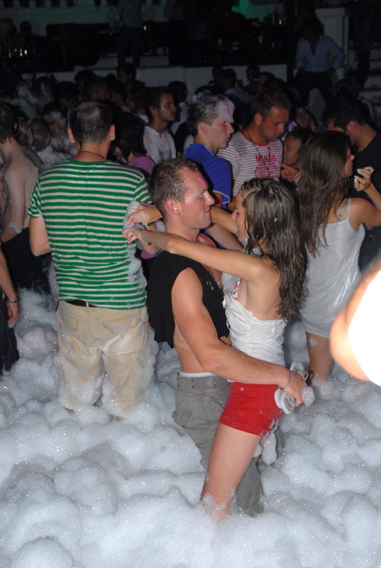 Foam party machine