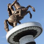 Spomenik konjaniku, čitaj Aleksandru Velikom