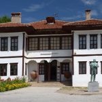 Staniša Stošić, spomenik ispred narodnog muzeja