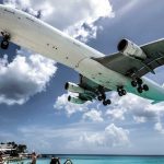 Avion slece iznad plaze