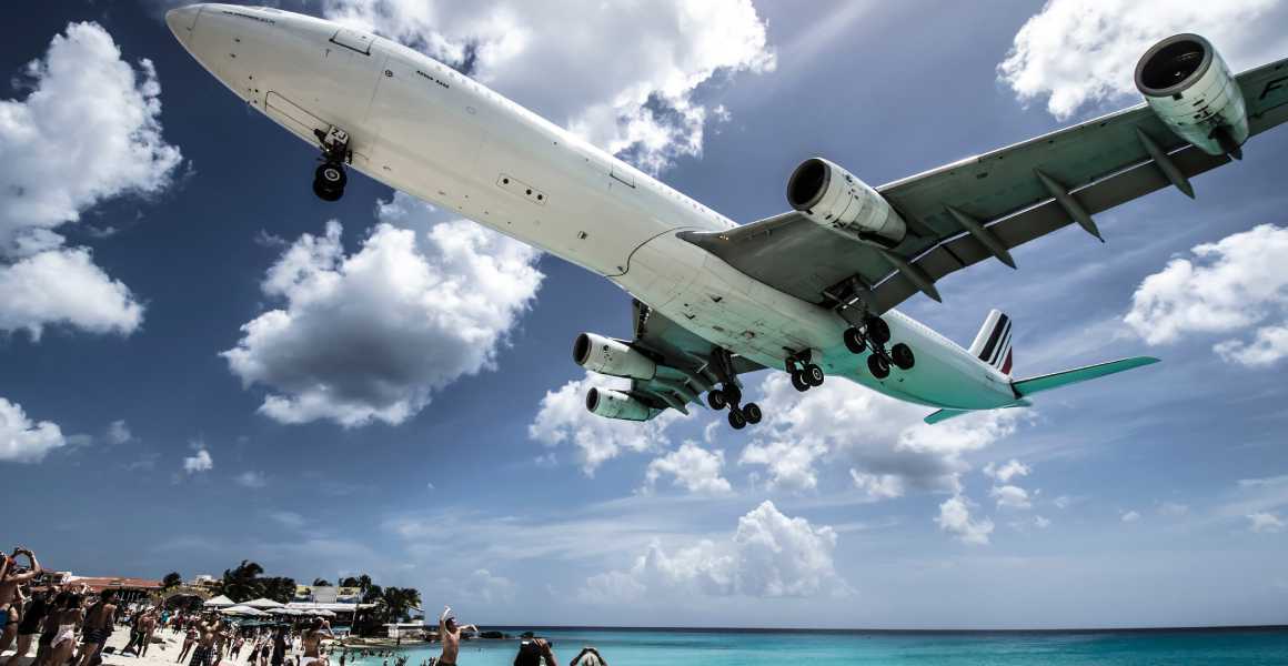 Avion slece iznad plaze