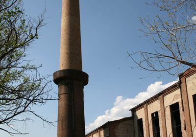 Dimnjak fabrike u Sukovu