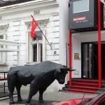 Ispred galerije New Moment simbolično je postavljena velika statua bika