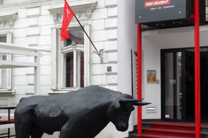 Ispred galerije New Moment simbolično je postavljena velika statua bika