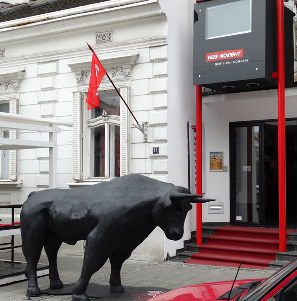 Ispred galerije New Moment simbolično je postavljena velika statua bika