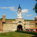 Turisti pored kule