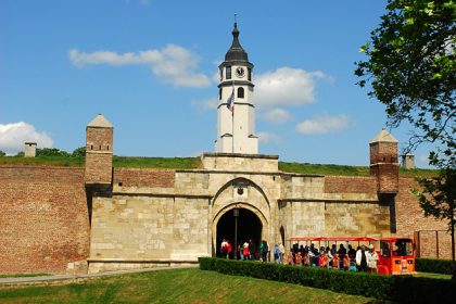 Turisti pored kule