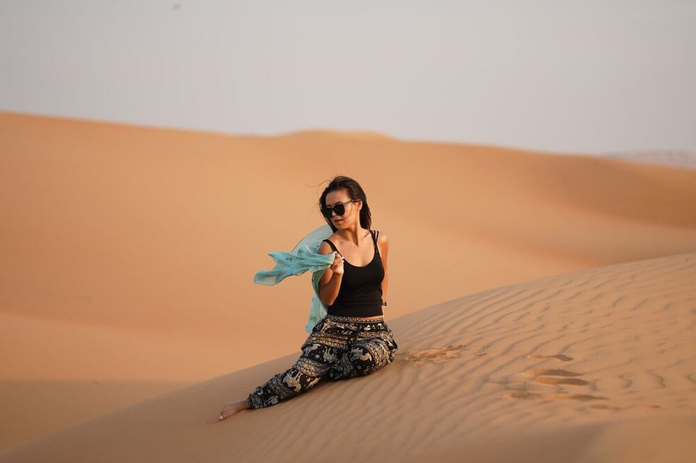 žena-pesak-pusitnja-dubai